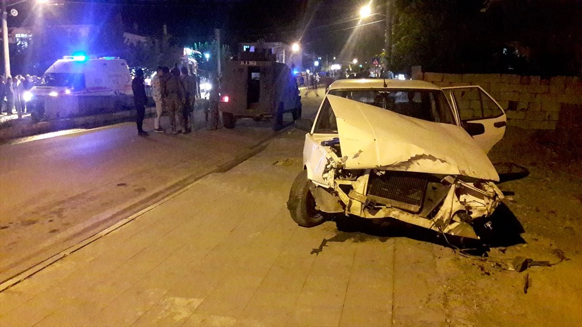 Erzincan\'da kamyonet ile otomobil çarpıştı: 6 yaralı