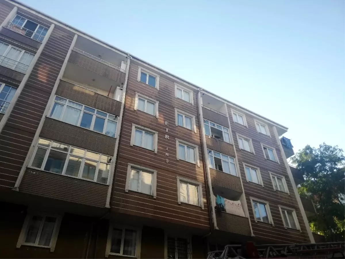 Esenyurt\'ta 5 katlı iki binanın çatısında yangın