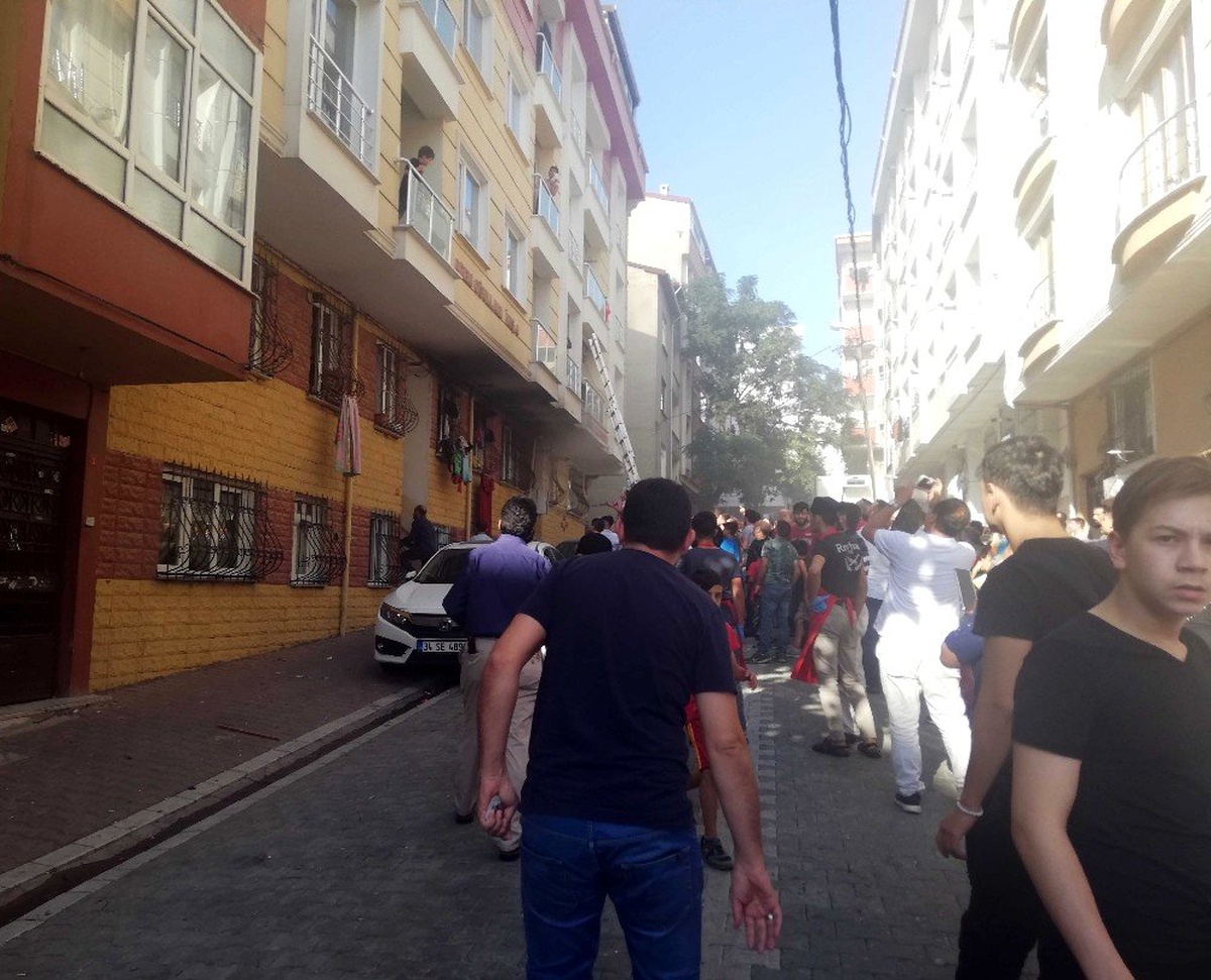 Esenyurt\'ta apartman yangını, çok sayıda kişi mahsur kaldı