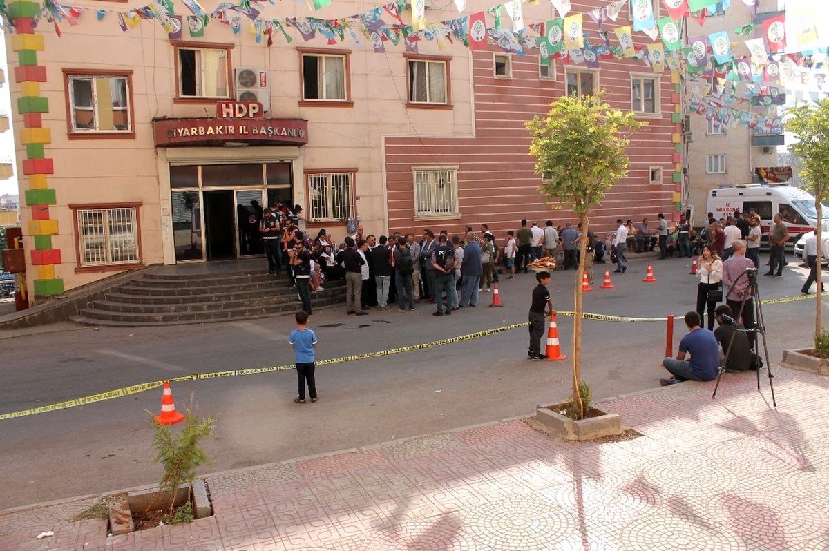 Evlat nöbeti tutan annelerin sayısı her geçen gün artıyor