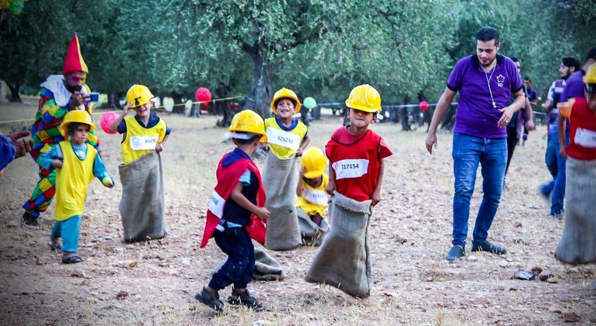 İdlib\'te savaş çocuklarının buruk eğlencesi