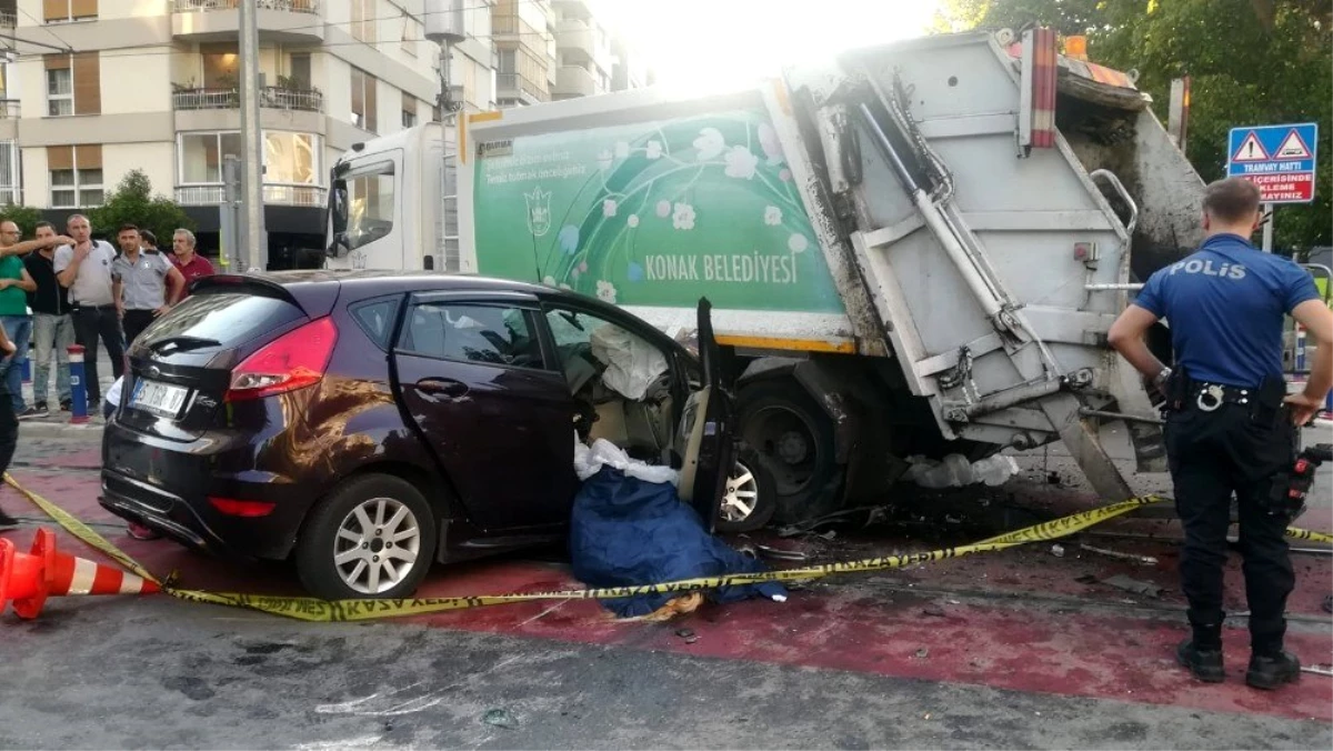 İzmir\'de feci kaza! Otomobil, çöp kamyonunun altına girdi: 2 ölü, 2 yaralı