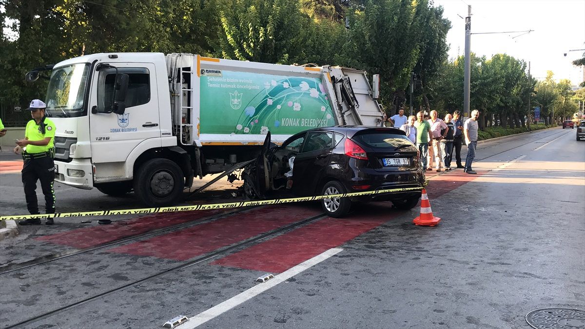 İzmir\'de trafik kazası: 2 ölü, 2 yaralı