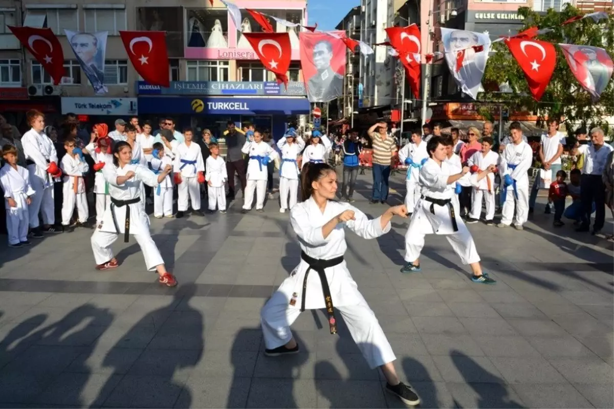 İzmit\'in merkezinde karate şov