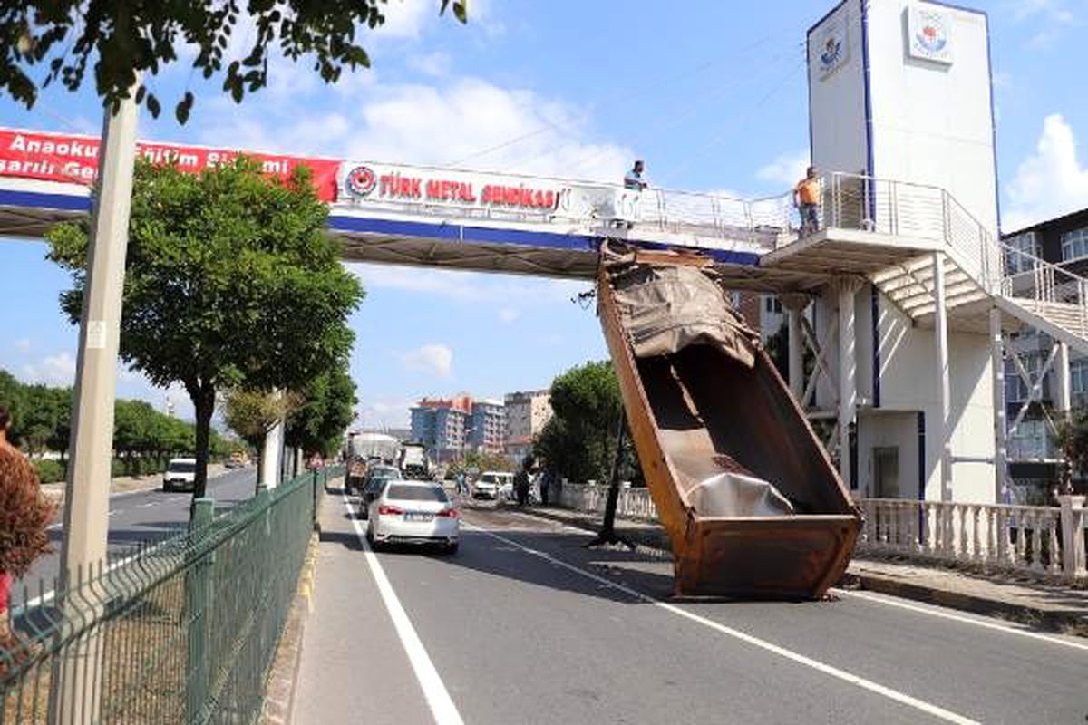 Kamyonun açılan dorsesi üst geçide çarptı