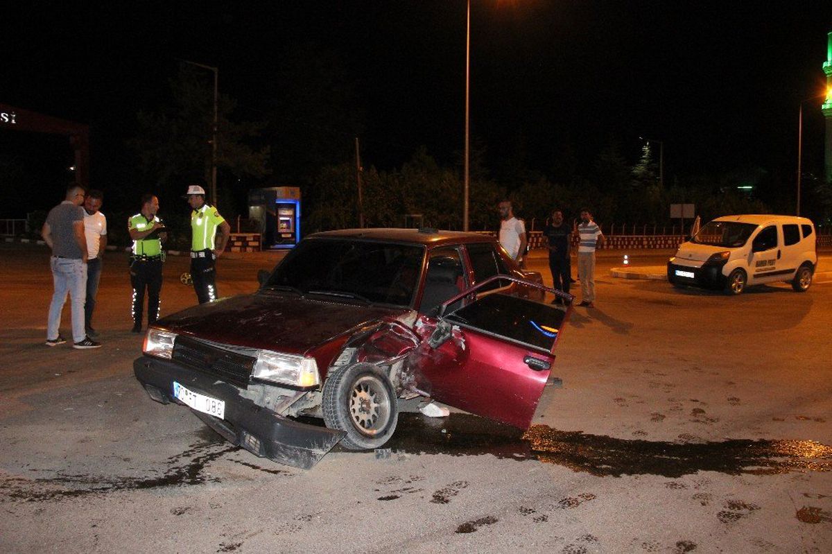 Karaman\'da otomobil ile hafif ticari araç çarpıştı: 2 yaralı