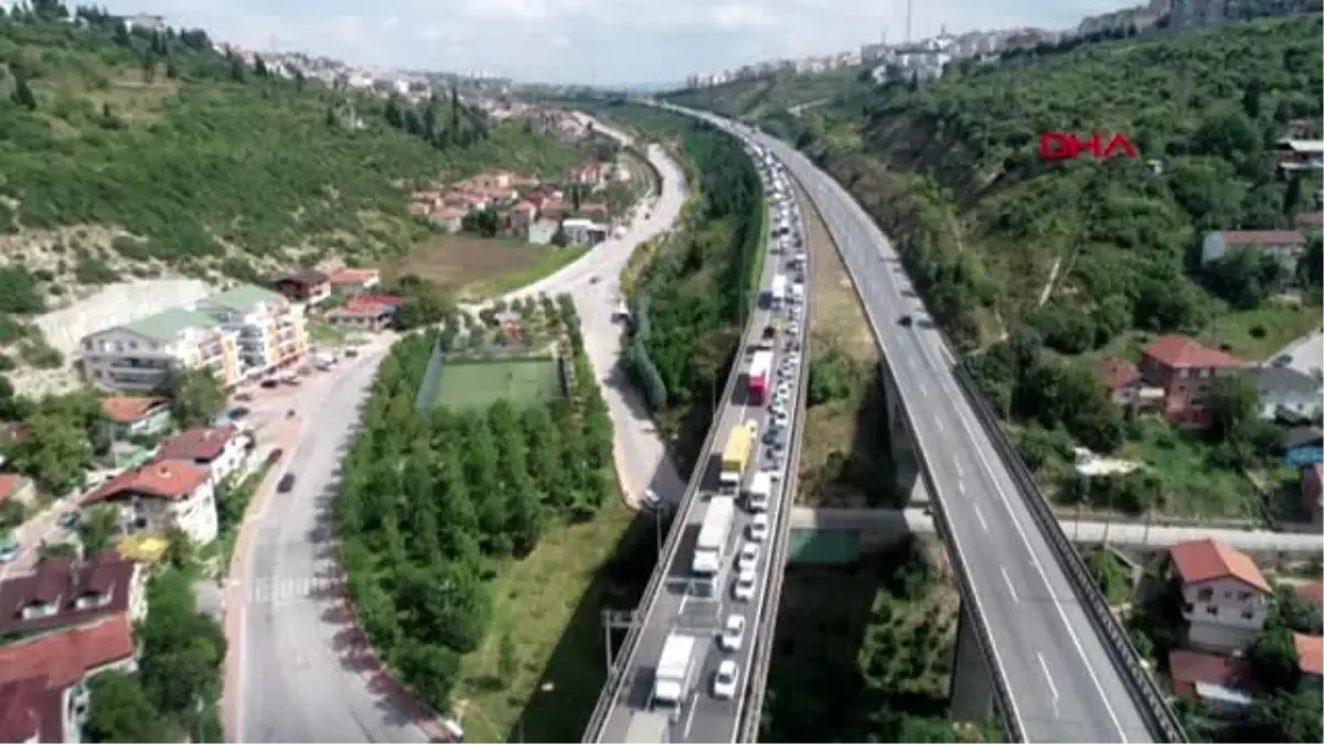 Kocaeli otoyolda 4 araç çarpıştı, kilometrelerce araç kuyruğu oluştu