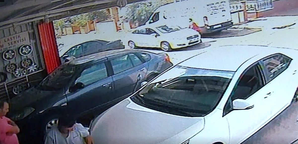 Koşarak yola çıkan lise öğrencisi otomobilin altında kaldı