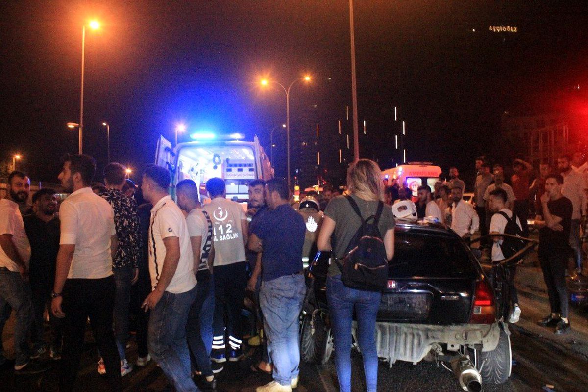 Makas attığı iddia edilen araç önce bariyerlere sonra başka bir otomobile çarptı: 5 yaralı
