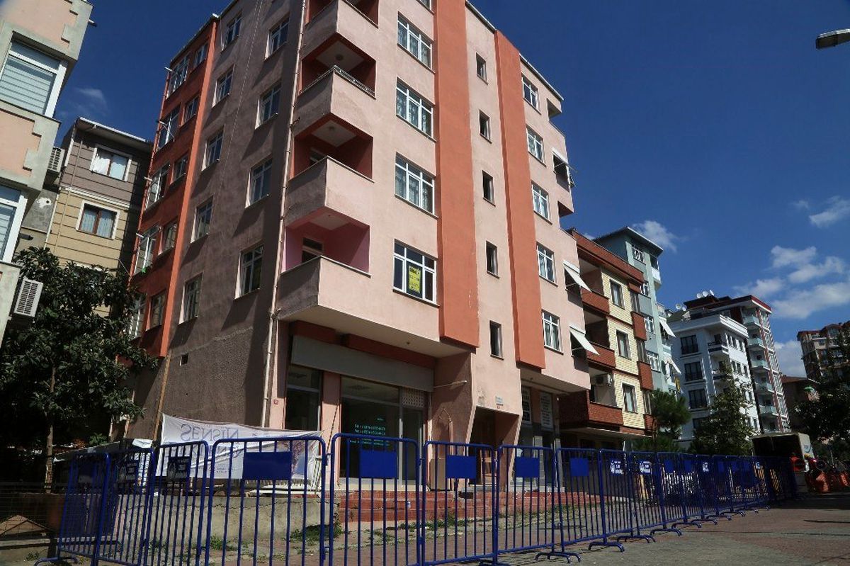 Maltepe\'de boşaltılan riskli binadan karot örnekleri alındı