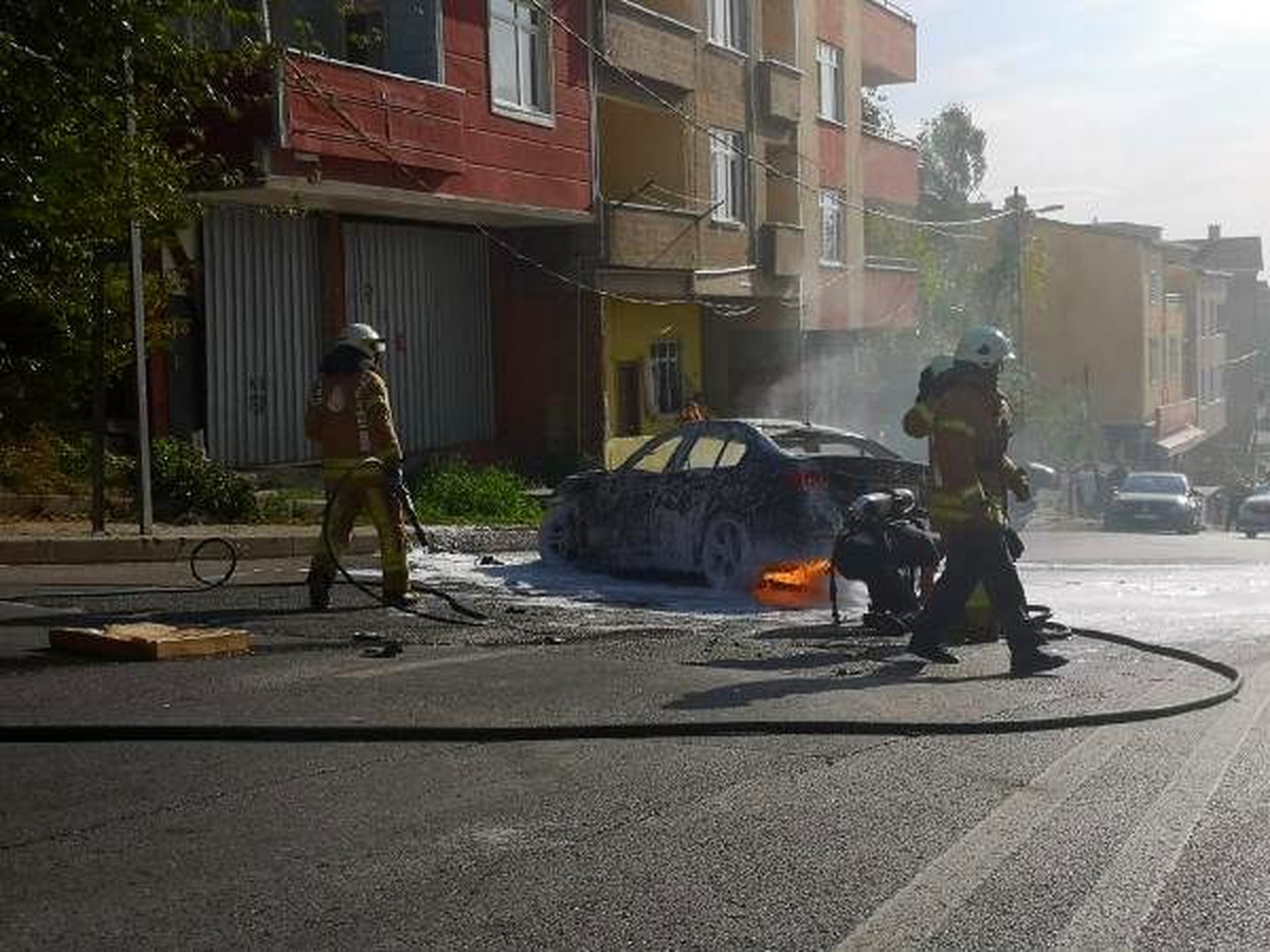 Maltepe\'de kaza sonrası otomobil alev alev yandı