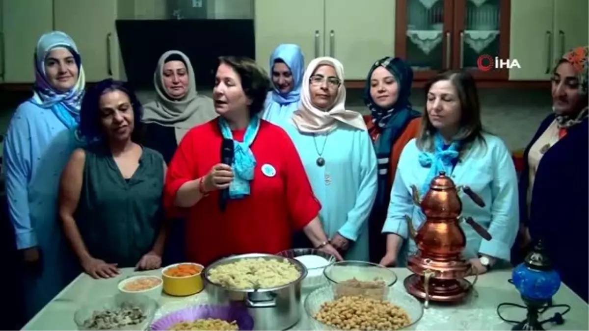 \'Mavi Fularlılar\'dan aşure yapımı ve dağıtımı