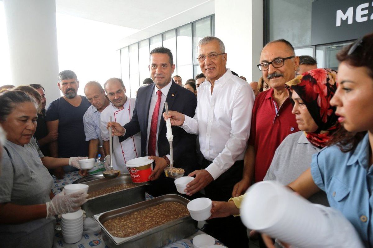 Mezitli Belediyesi aşure dağıttı