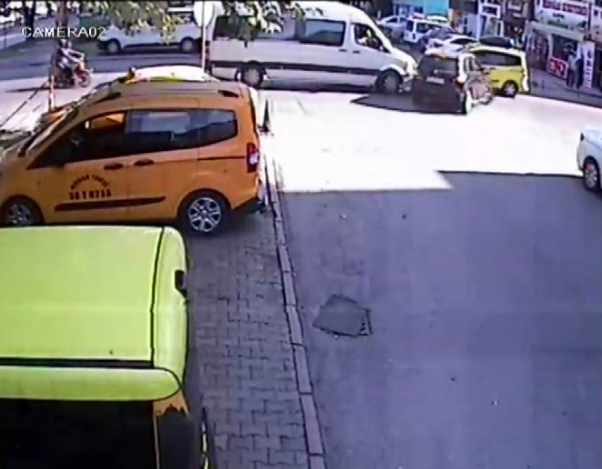Otomobil, öğrenci servisine böyle çarptı