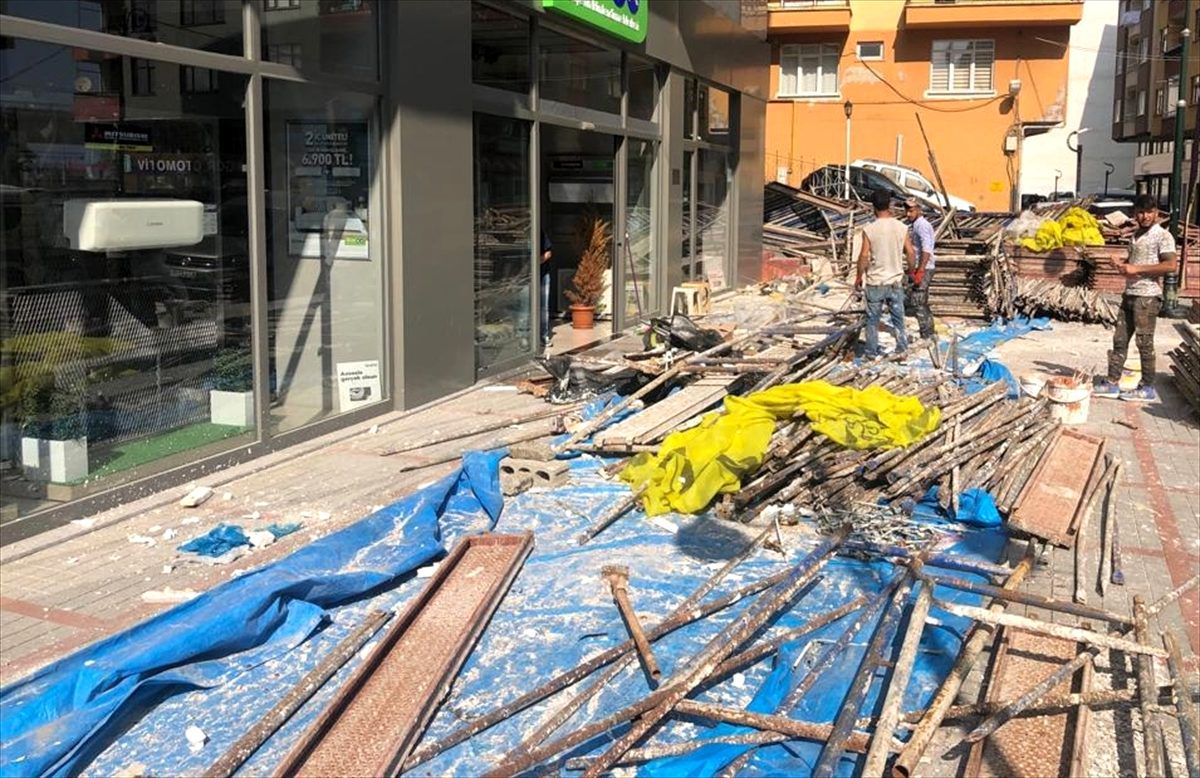 Rize\'de inşaat iskelesi çöktü: 2 yaralı