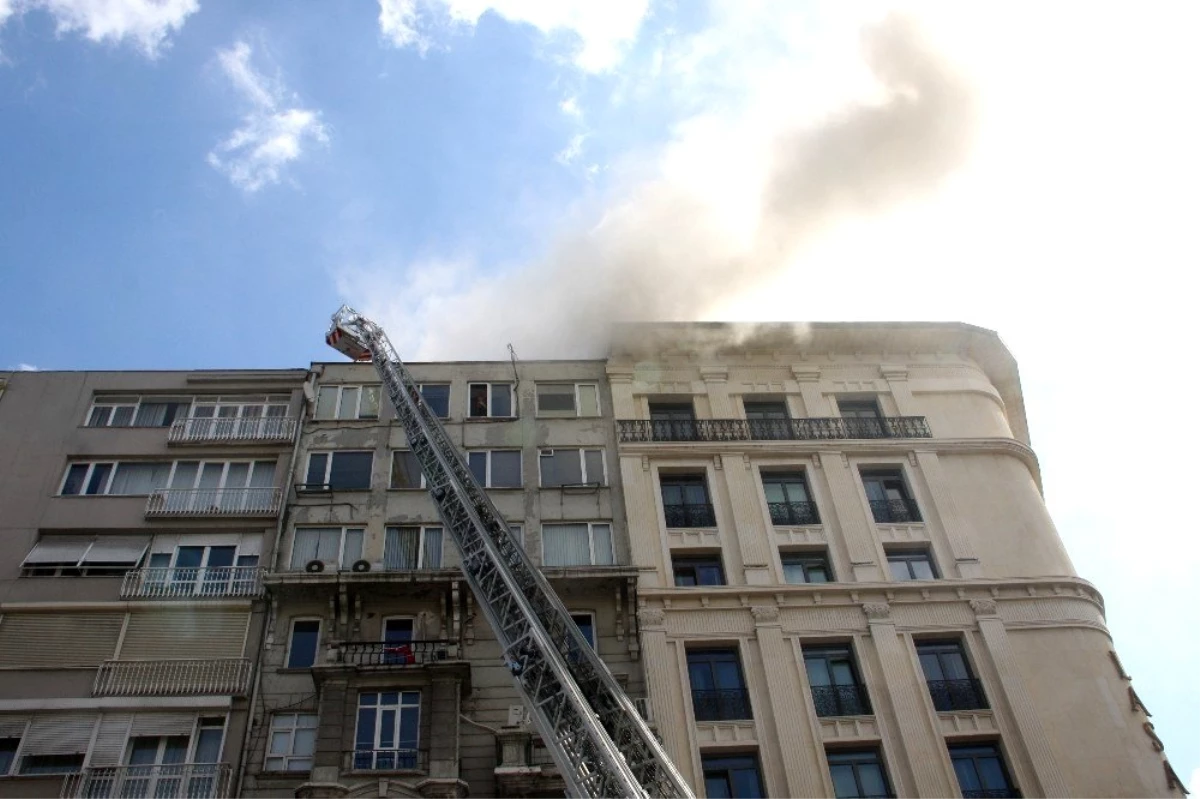 Şişli\'de 9 katlı bir binanın çatısında yangın