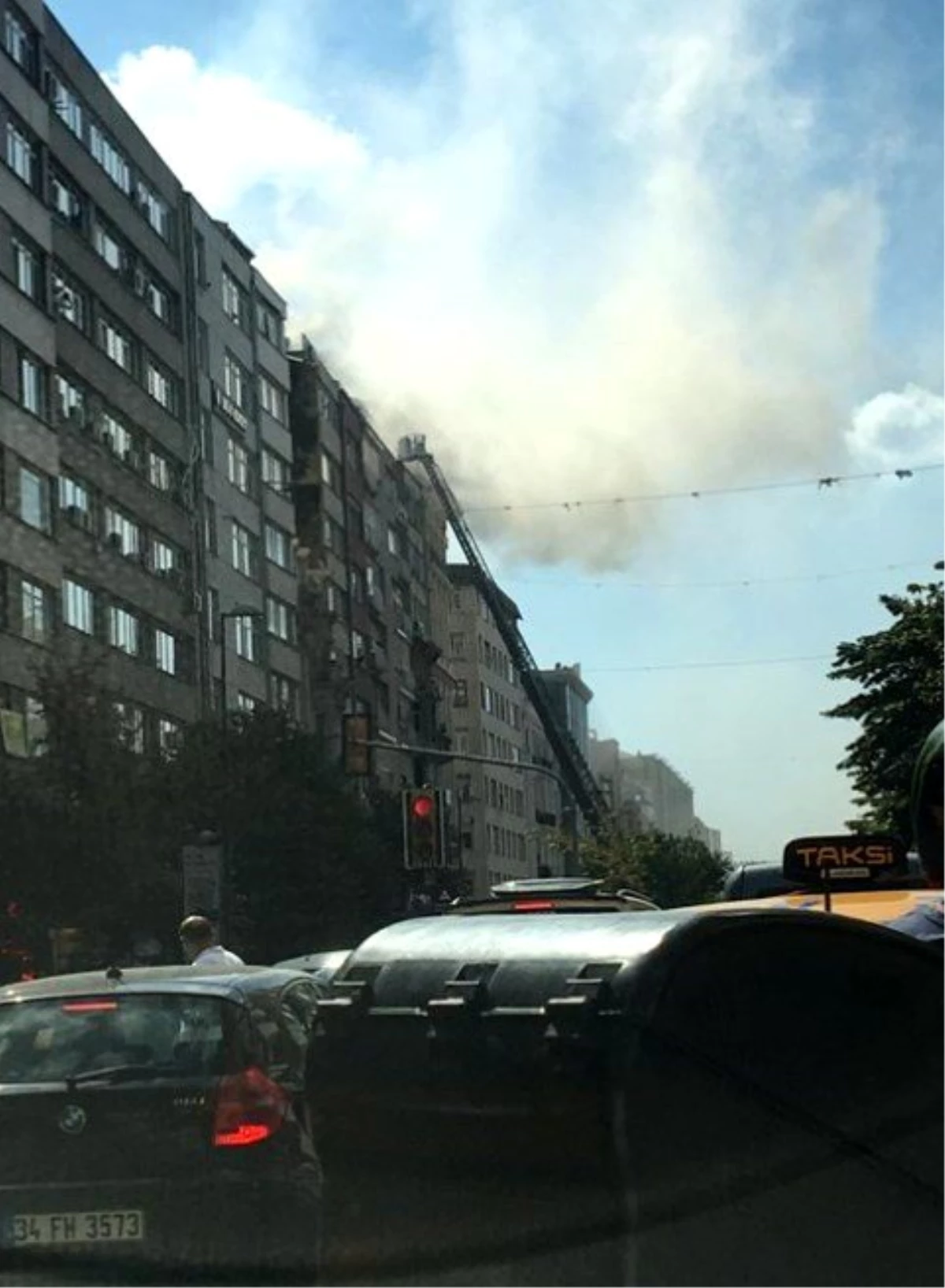 Şişli\'de 9 katlı iş merkezinde korkutan yangın: Dumanlar caddeyi kapladı