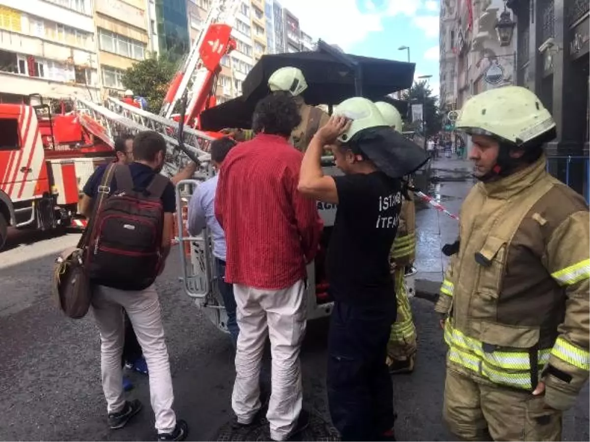 Şişli\'de iş merkezinde yangın  (1)