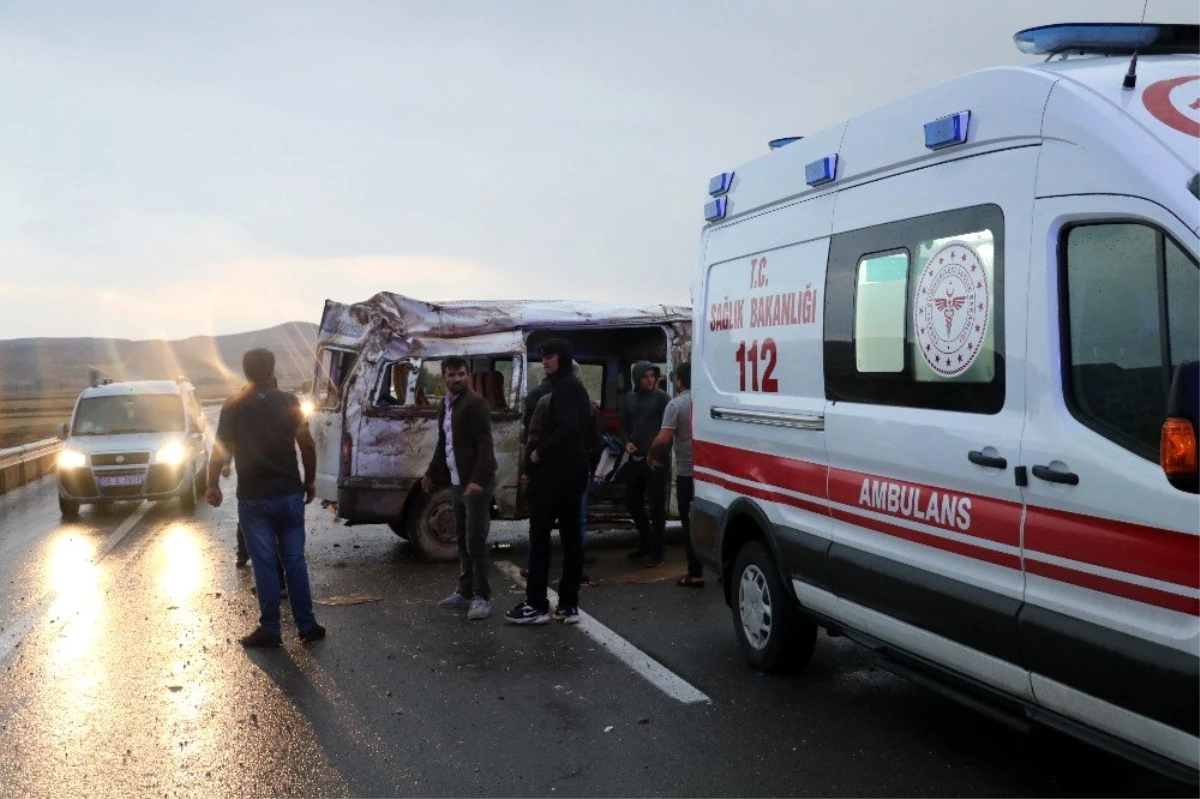 Sivas\'ta öğrencilerin bulunduğu minibüs kaza yaptı: 8 yaralı