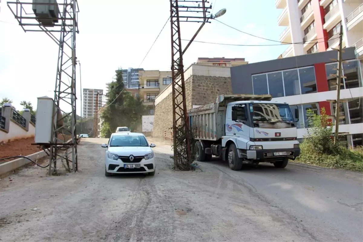 Sürücüler hangi taraftan geçeceğini şaşırıyor