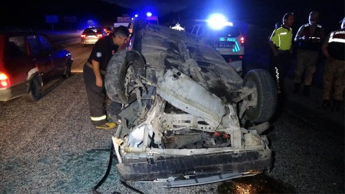 Tokat\'ta karşı yöne geçerek çarpışan otomobil ters döndü: 5 yaralı