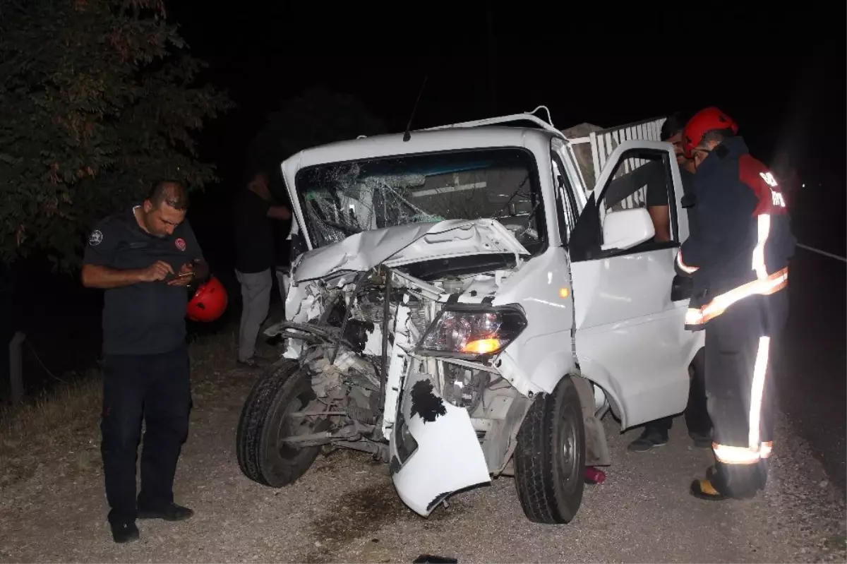 Traktör ile pikap kafa kafaya çarpıştı: 3 yaralı