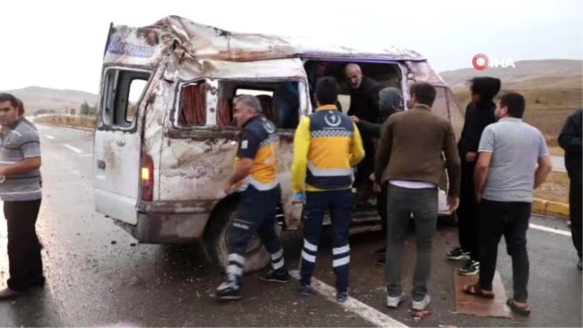 Üniversite kaydı için minibüs ile gittikleri Nevşehir\'den dönerken kaza yaptılar: 8 yaralı