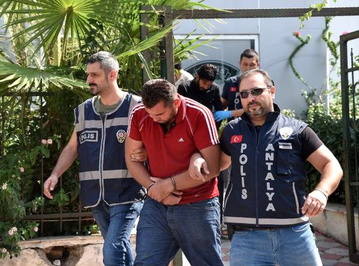 Yaşlı kadının 820 bin lirasını dolandıran şüpheliler yakalandı (2)