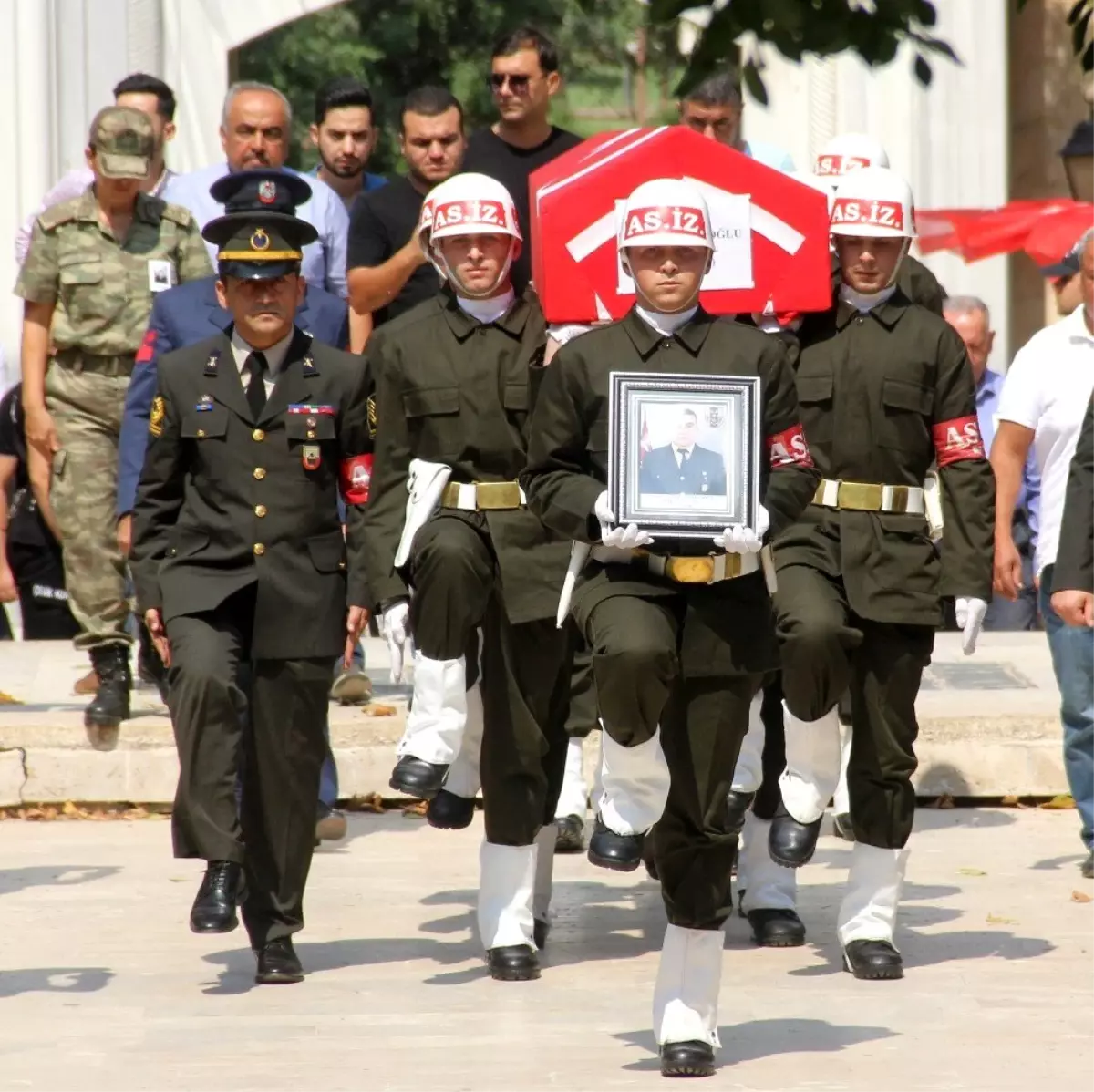 8 aylık bebeğin şehit babasına son bakışı yürekleri dağladı