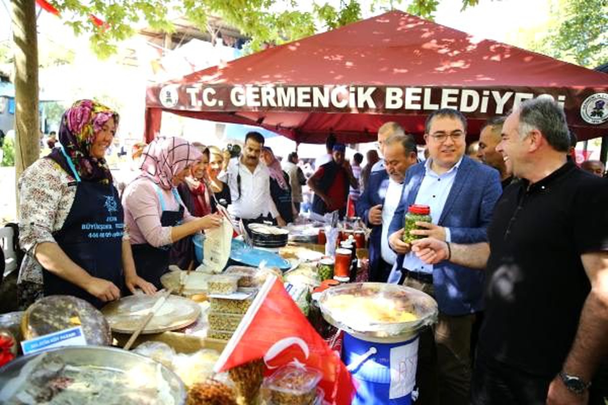 800 yıllık çınarın altında köylü pazarı açıldı