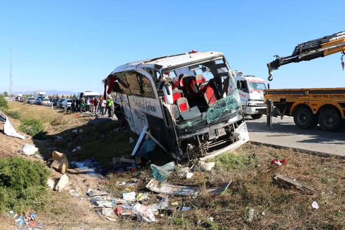 Afyonkarahisar\'da yolcu otobüsü devrildi: 1 ölü, 40 yaralı (3)