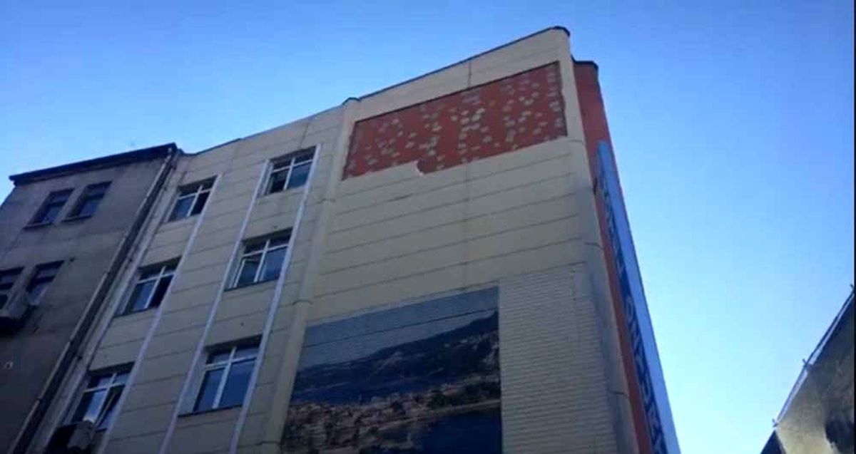 Anne ve kızın üzerine dış cephe kaplaması düştü