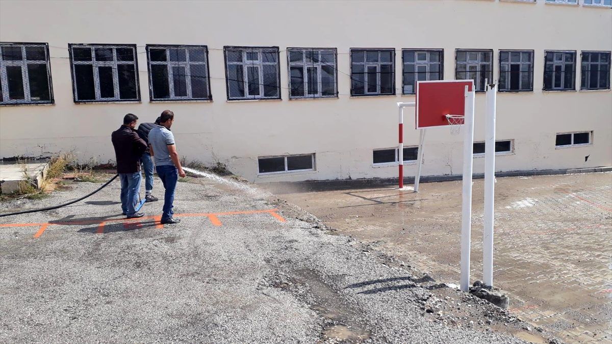 Başkale Belediyesinden okul temizliği
