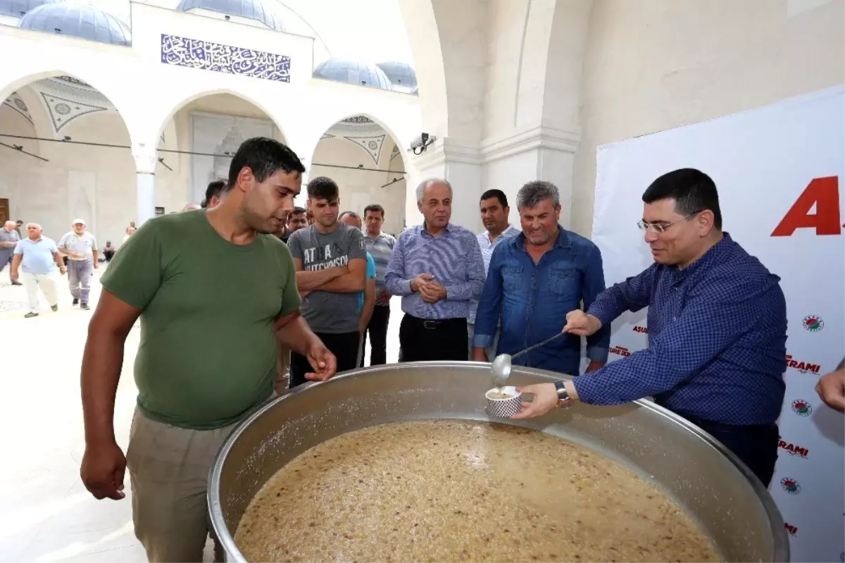 Başkan Tütüncü, aşure dağıttı