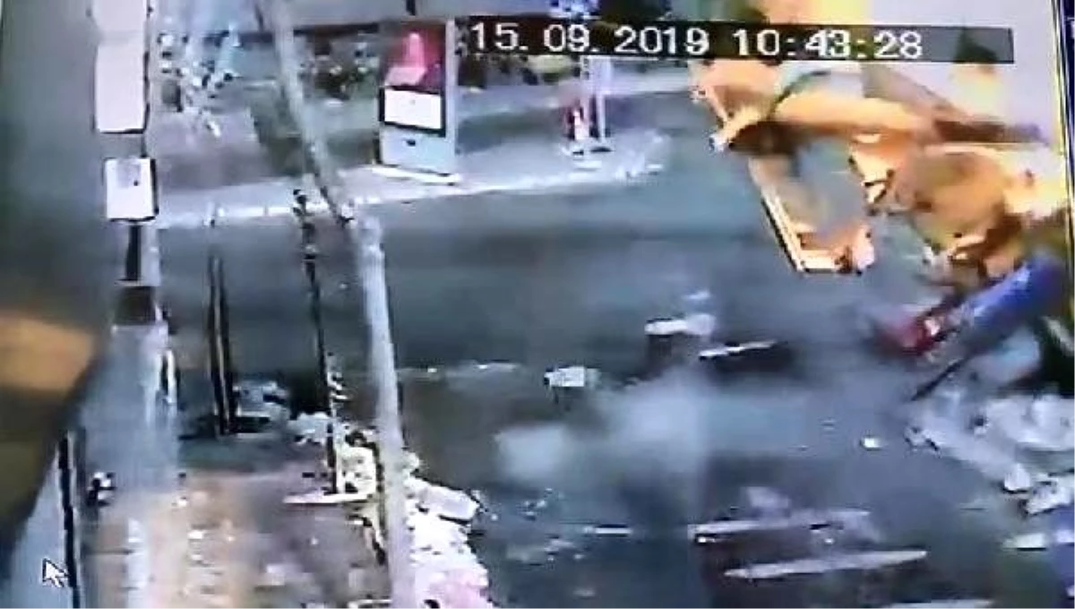 Beşiktaş\'ta yokuş aşağı inerken devrilen beton mikseri kamerada