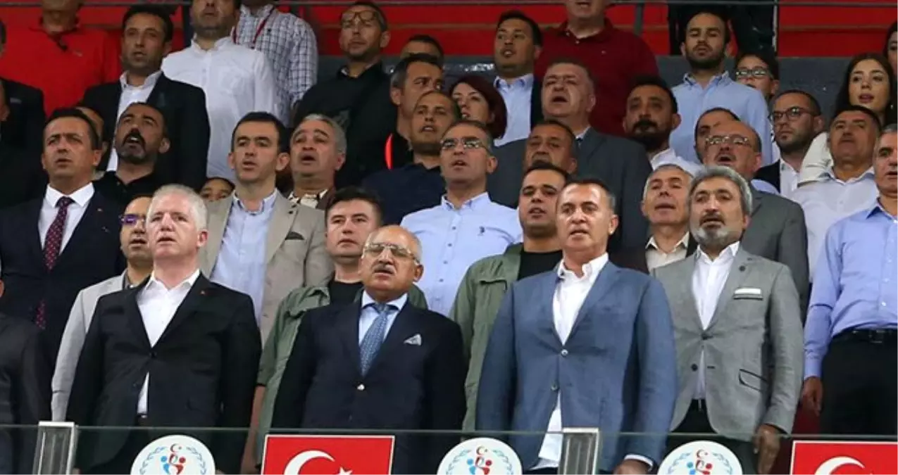 Beşiktaşlı taraftarlar, Fikret Orman\'ı istifaya davet etti