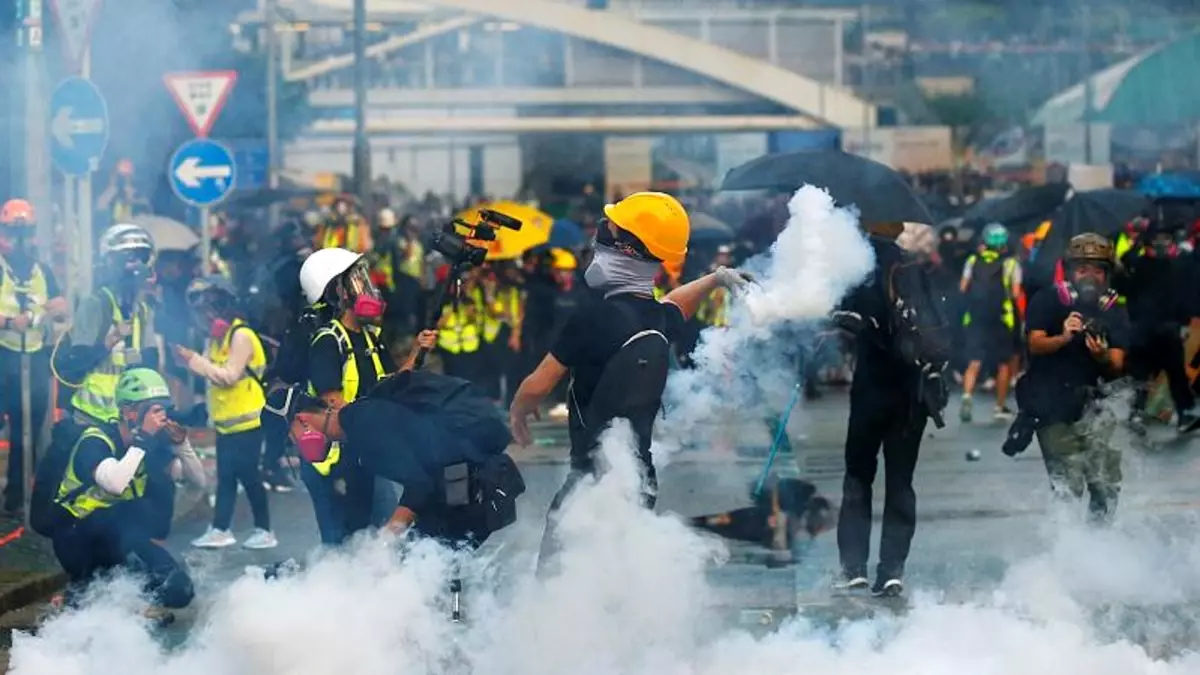 Binlerce Hong Konglu yasağa rağmen yürüdü; şehir savaş alanına döndü