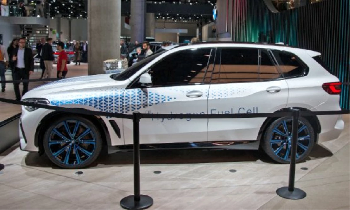 BMW X5 SUV full-cell versiyonu Frankfurt\'ta Sergileniyor