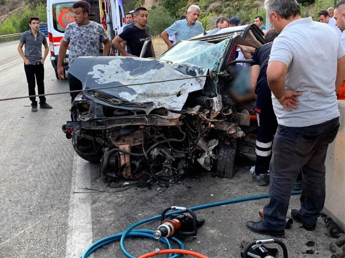 Burdur\'da iki otomobil kafa kafaya çarpıştı: 1 ölü, 5 yaralı