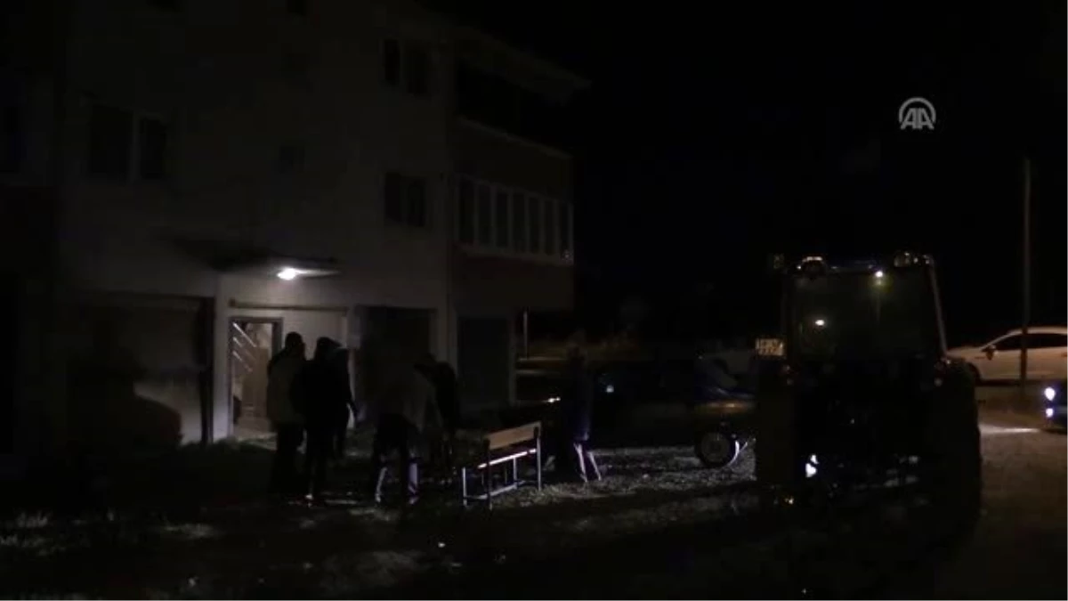 Art arda gelen depremlerin ardından vatandaş geceyi sokakta geçirdi
