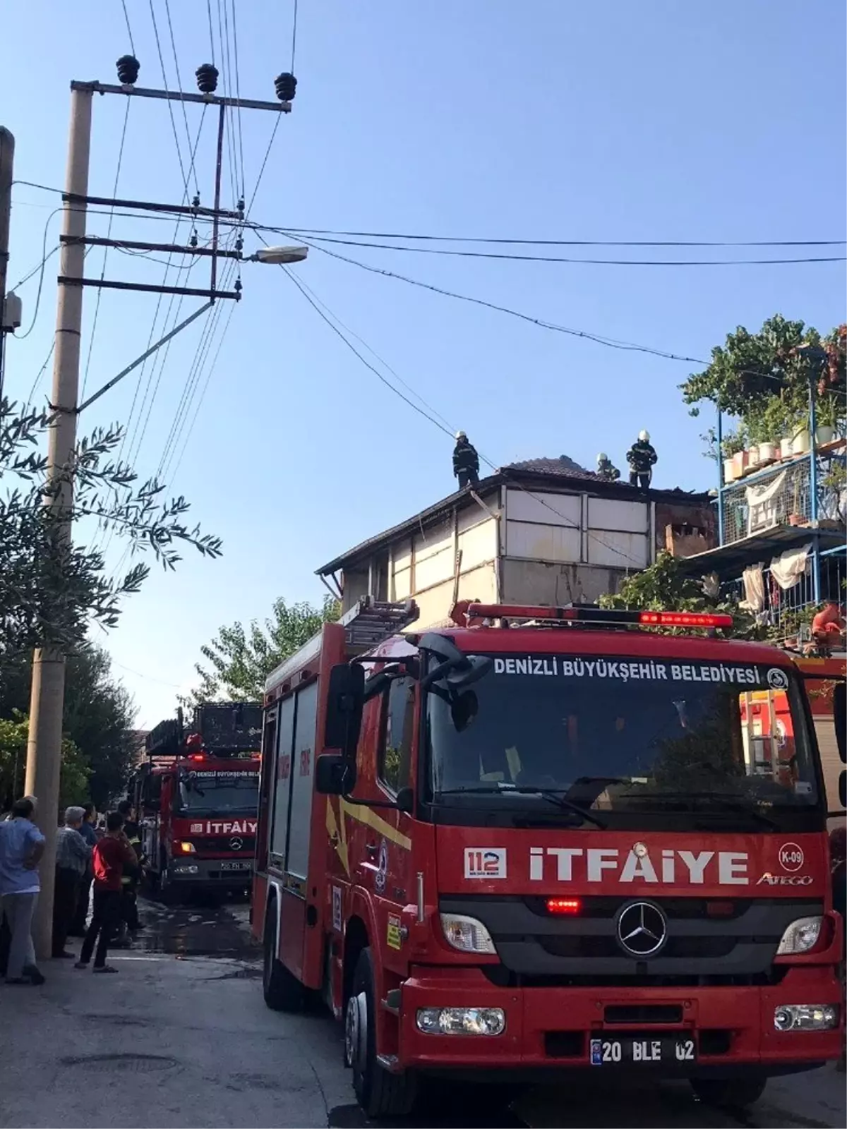 Çatıda mangal yaparken evi yaktı