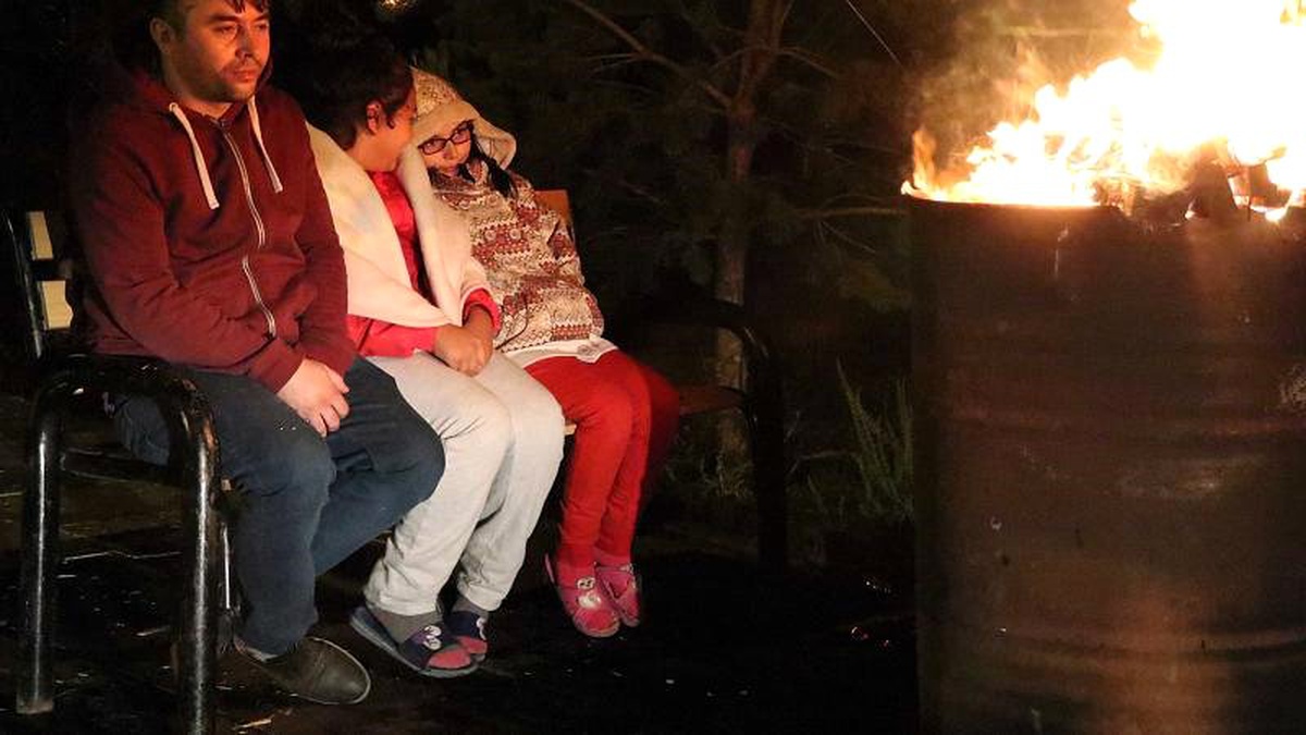 Çerkeş\'te gün boyu süren sarsıntılar nedeniyle panik yaşayan vatandaşlar geceyi sokakta geçirdi