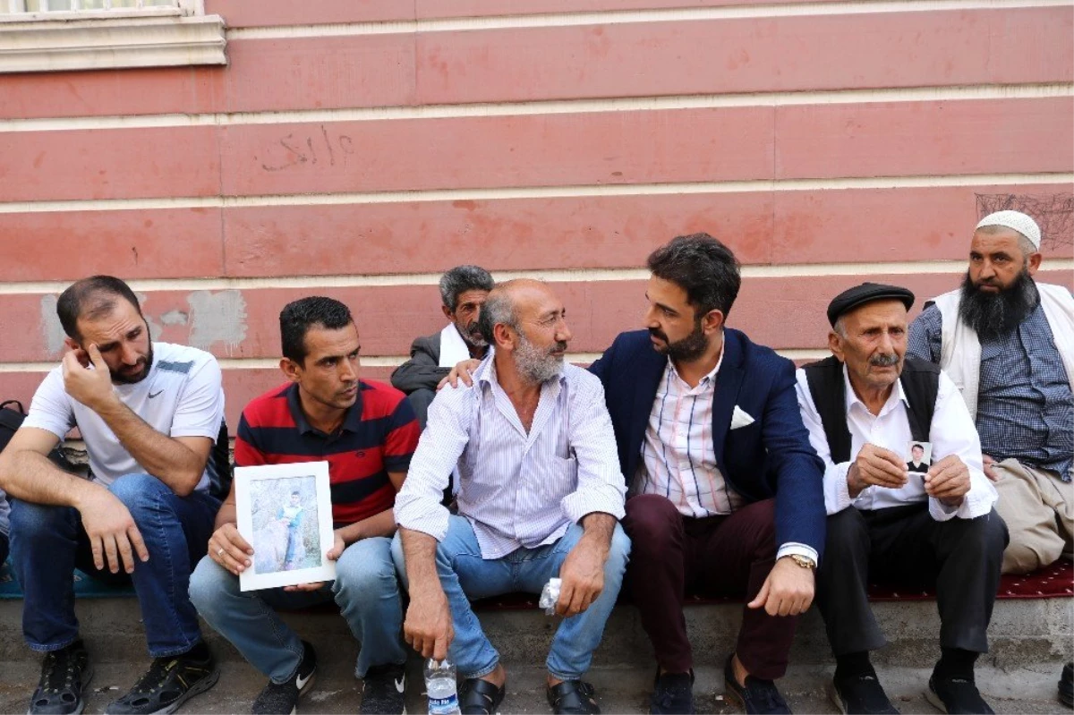 EMŞAV\'dan HDP önünde oturma eylemi yapan ailelere destek