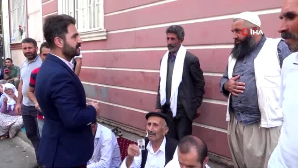 EMŞAV\'dan HDP önünde oturma eylemi yapan ailelere destek