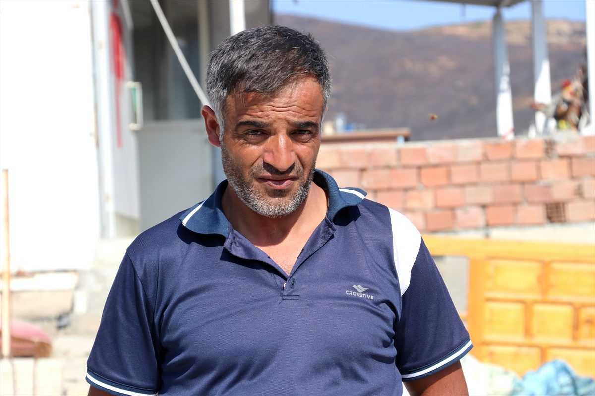 Eşyalarından önce Türk bayrağını kurtardı
