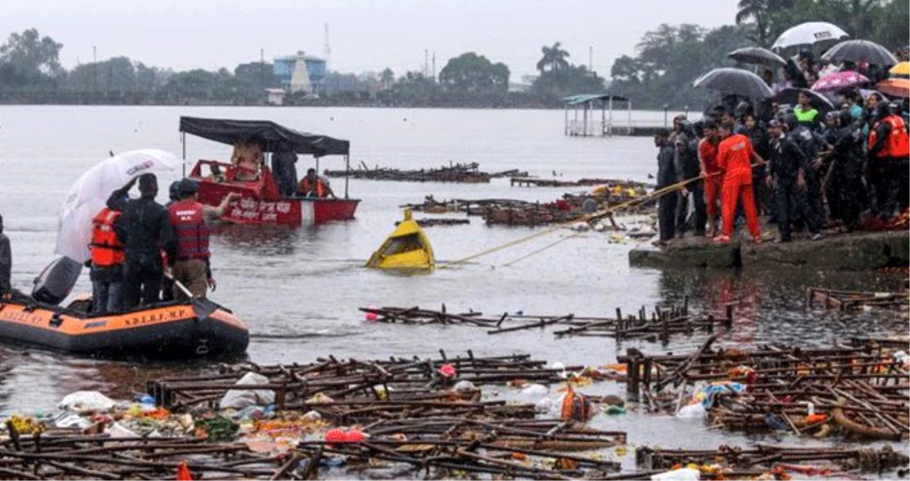 Hindistan\'da turistik gezi teknesini batması sonucu 12 kişi öldü, 35 kişi kayboldu