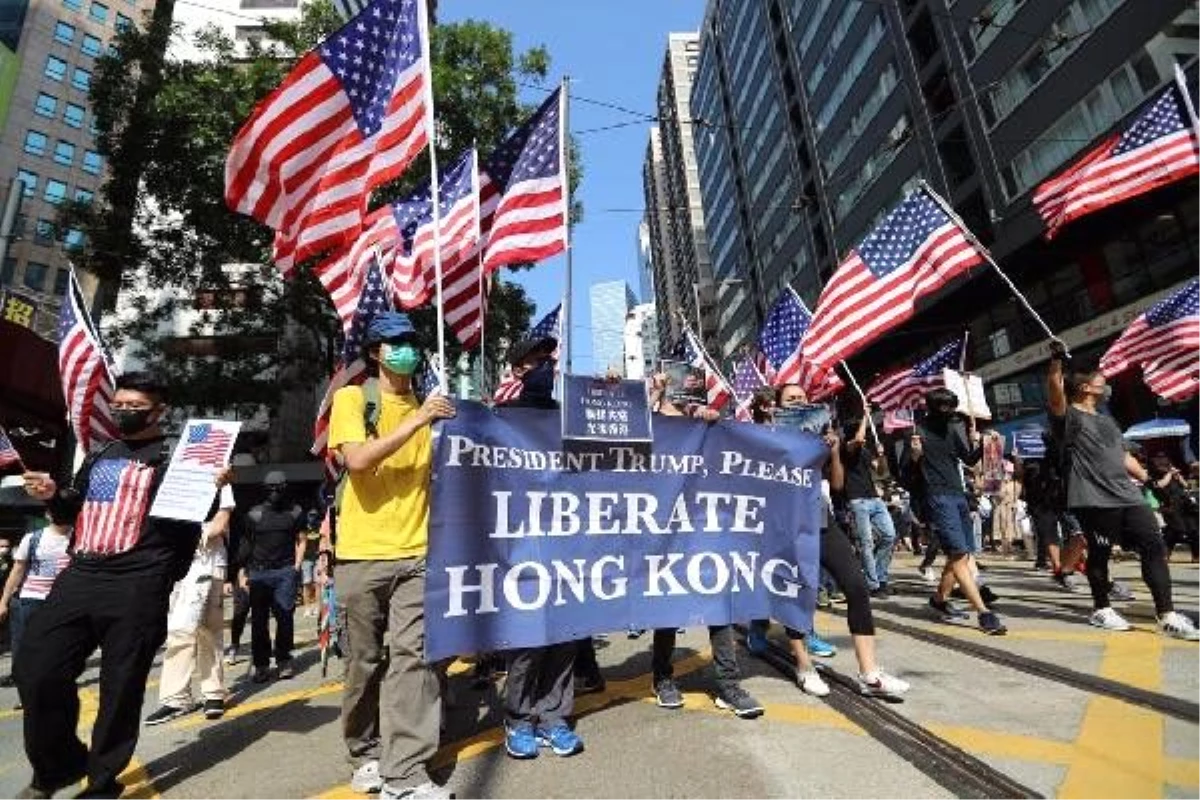 Hong Kong\'daki protestolar "Trump bizi kurtar" pankartlarıyla devam ediyor