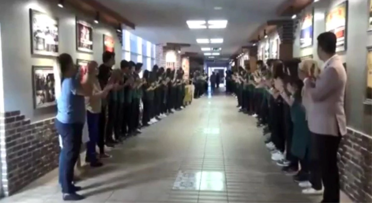 Kayseri Lisesi\'nde okula yeni başlayan öğrenciler Kayseri Lisesi Marşı ile karşılandı