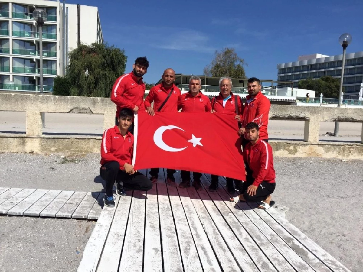 Kuşak Güreşi\'ne ilk kez katılan Türk takımı rakiplerine şans vermedi