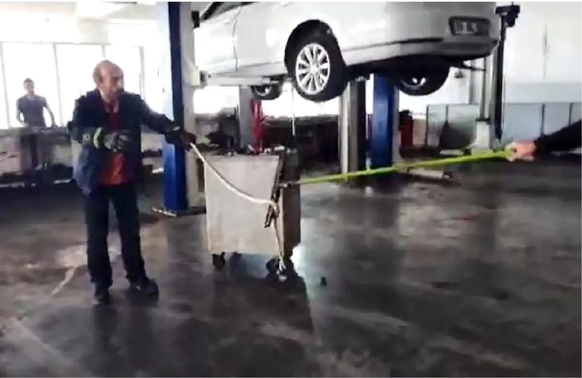 Otomobilin altına yılan, sanayi sitesinde çıkarıldı